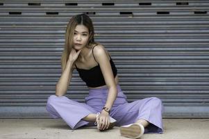 retrato de chica hipster en el fondo de la pared de ladrillo, hermosa mujer asiática posar para tomar una foto, estilo kawaii foto