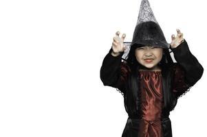 retrato de niña asiática con traje de bruja, concepto de festival de halloween foto