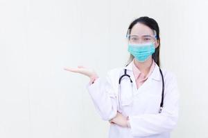 una doctora asiática usa una mascarilla médica y un protector facial para proteger el coronavirus