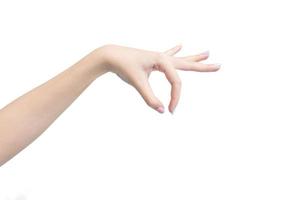 la mano de la mujer posa o actúa como recoger algo aislado de fondo blanco