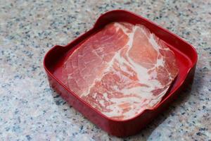 la carne de cerdo en rodajas se servía en shabu, sukiyaki o en un restaurante grill y se mojaba con salsa.