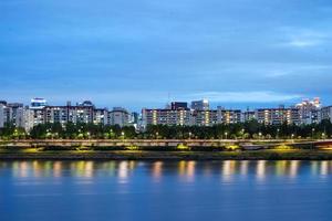 vista nocturna del río han en seúl, corea foto