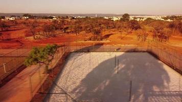 luftaufnahme eines neu errichteten fußball- und sandvolleyballplatzes im burle marx park im nordwesten von brasilia, bekannt als noroeste video