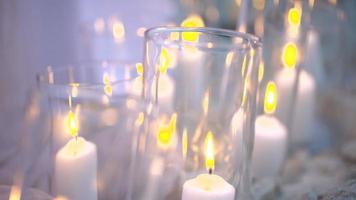 à luz de velas luminosos decoração arenoso praia romântico cenário tabela jantar. video
