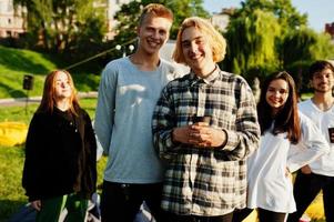 joven grupo multiétnico de personas en el cine al aire libre. foto