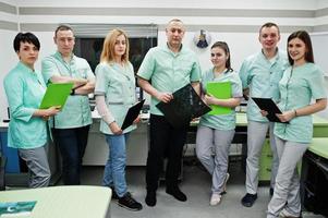 tema médico.sala de observación con un tomógrafo computarizado. el grupo de médicos reunidos en la oficina de resonancia magnética en el centro de diagnóstico del hospital. foto