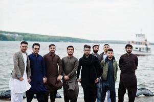 grupo de hombres paquistaníes vestidos con ropa tradicional salwar kameez o kurta. foto