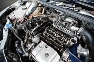 tema de reparación y mantenimiento de automóviles. motor de capó abierto en servicio automático. foto