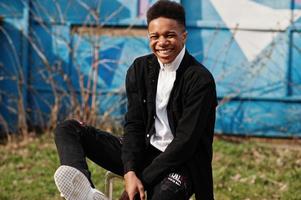 joven africano milenario en la ciudad. hombre negro feliz. concepto de generación z. foto