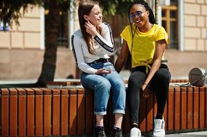 niña caucásica blanca y afroamericana negra juntas. unidad mundial, amor racial, comprensión en la tolerancia y cooperación en la diversidad de razas. foto