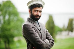 barba afganistán hombre usa sombrero pakol y chaqueta. foto