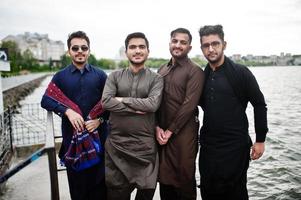 grupo de hombres paquistaníes vestidos con ropa tradicional salwar kameez o kurta. foto