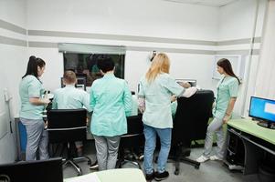 tema médico.sala de observación con un tomógrafo computarizado. el grupo de médicos reunidos en la oficina de resonancia magnética en el centro de diagnóstico del hospital. foto