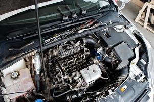 tema de reparación y mantenimiento de automóviles. motor de capó abierto en servicio automático. foto