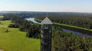 cinematográfico revelando close-up vista famosa torre de observação mais alta da lituânia na zona rural de birstonas.