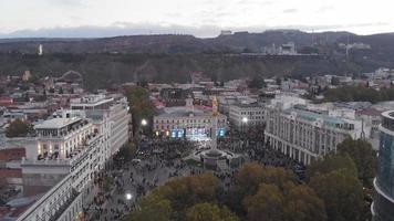 tbilisi, georgia, 2021 - vista de drones multitudes de personas en la plaza de la libertad en el evento de agitación política del sueño georgiano del partido democrático. poderes políticos en el concepto de cáucaso. integración a la ue video