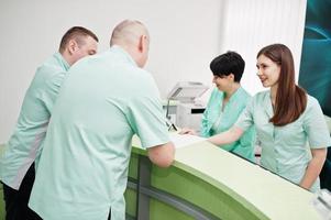 tema medico grupo de médicos reunidos en la recepción del centro de diagnóstico en el hospital. foto