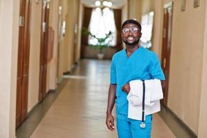 médico africano profesional en el hospital. negocio de atención médica y servicio médico de áfrica. foto