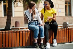 niña caucásica blanca y afroamericana negra juntas. unidad mundial, amor racial, comprensión en la tolerancia y cooperación en la diversidad de razas. foto