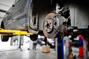 tema de reparación y mantenimiento de frenos de coche. foto