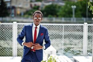 hombre exitoso feliz afroamericano en traje. rico hombre de negocios negro. foto