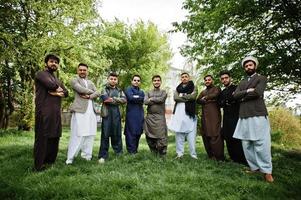 grupo de hombres paquistaníes vestidos con ropa tradicional salwar kameez o kurta. foto