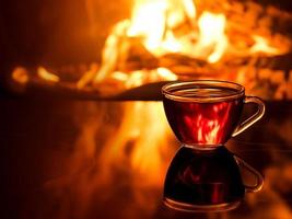 taza de té junto a la chimenea foto