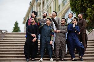 grupo de hombres paquistaníes vestidos con ropa tradicional salwar kameez o kurta. foto