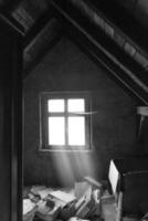 antiguo loft con luz solar en la ventana foto