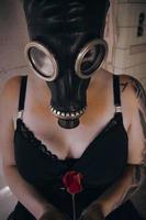 mujer con máscara de gas y una rosa foto