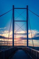 puente en la puesta del sol foto