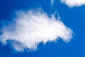 nubes blancas con cielo azul foto