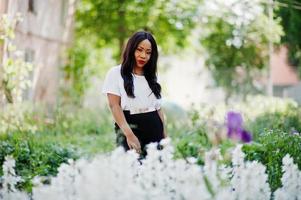 elegante mujer de negocios afroamericana en las calles de la ciudad. foto