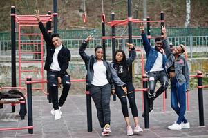 jóvenes amigos africanos de la generación del milenio en el gimnasio al aire libre. gente negra feliz divirtiéndose juntos. concepto de amistad de generación z. foto