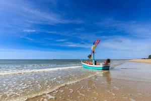 pequeño barco de pesca en la playa foto