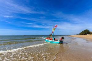 pequeño bote de pesca en la playa foto