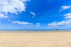 playa de suan son pradipat con cielo azul foto