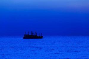 barco de pesca en la noche foto