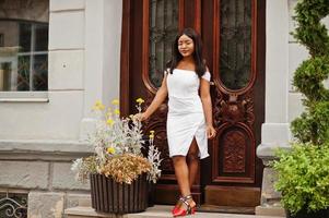 mujer afroamericana con vestido blanco posó al aire libre. foto