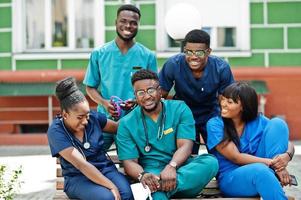 grupo de estudiantes de medicina africanos posaron al aire libre. foto