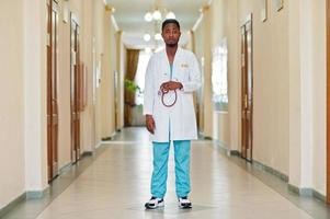 médico africano profesional en el hospital. negocio de atención médica y servicio médico de áfrica. foto