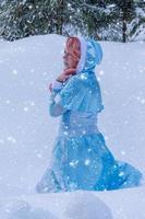 retrato de belleza de una mujer joven en invierno foto