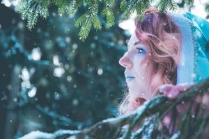 atractiva mujer pelirroja en capa de invierno foto