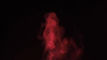slow motion van rode rook, mist, nevel, damp op een zwarte achtergrond. video