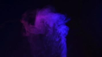 slow motion av blå rök, dimma, dimma, ånga på en svart bakgrund. video