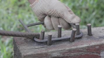 um trabalhador está dobrando materiais de construção de ferro video