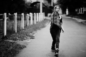 retrato de moda de chica sexy pelirroja al aire libre. modelo atractiva mujer de seducción con cigarrillo. foto