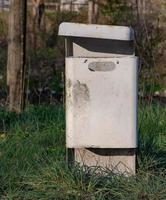 cubo de basura en la naturaleza foto