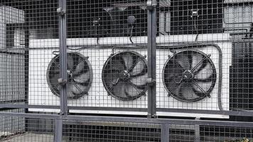 système de climatisation et de ventilation. trois grands ventilateurs rotatifs derrière la grille de barrage. video