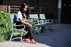 elegante mujer de negocios afroamericana en las calles de la ciudad. foto